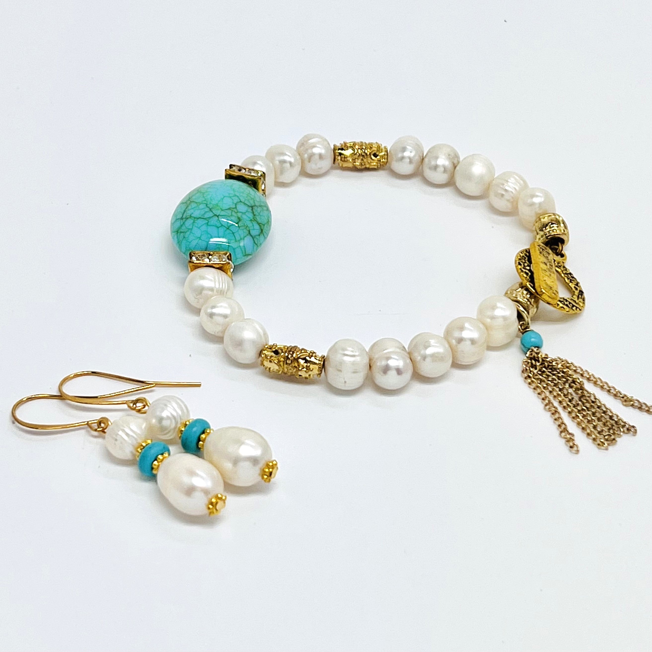 Fresh water pearl beaded bracelet with gold plated metal elements and an acrylic turquoise focal bead